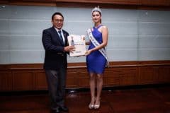 ภาพที่ 44 จากข่าว เมื่อวันที่ 26 มิถุนายน 2566 คณะกรรมการสมาคมนักเรียนเก่าวชิราวุธวิทยาลัยฯ นำโดย พล.ต.อ.จักรทิพย์ ชัยจินดา นายกสมาคมฯเป็นประธานในงานเลี้ยงรับประทานอาหารกลางวันเพื่อเลี้ยงต้อนรับและแสดงความยินดีแก่คณะนางสาวไทยประจำปี พ.ศ. 2566