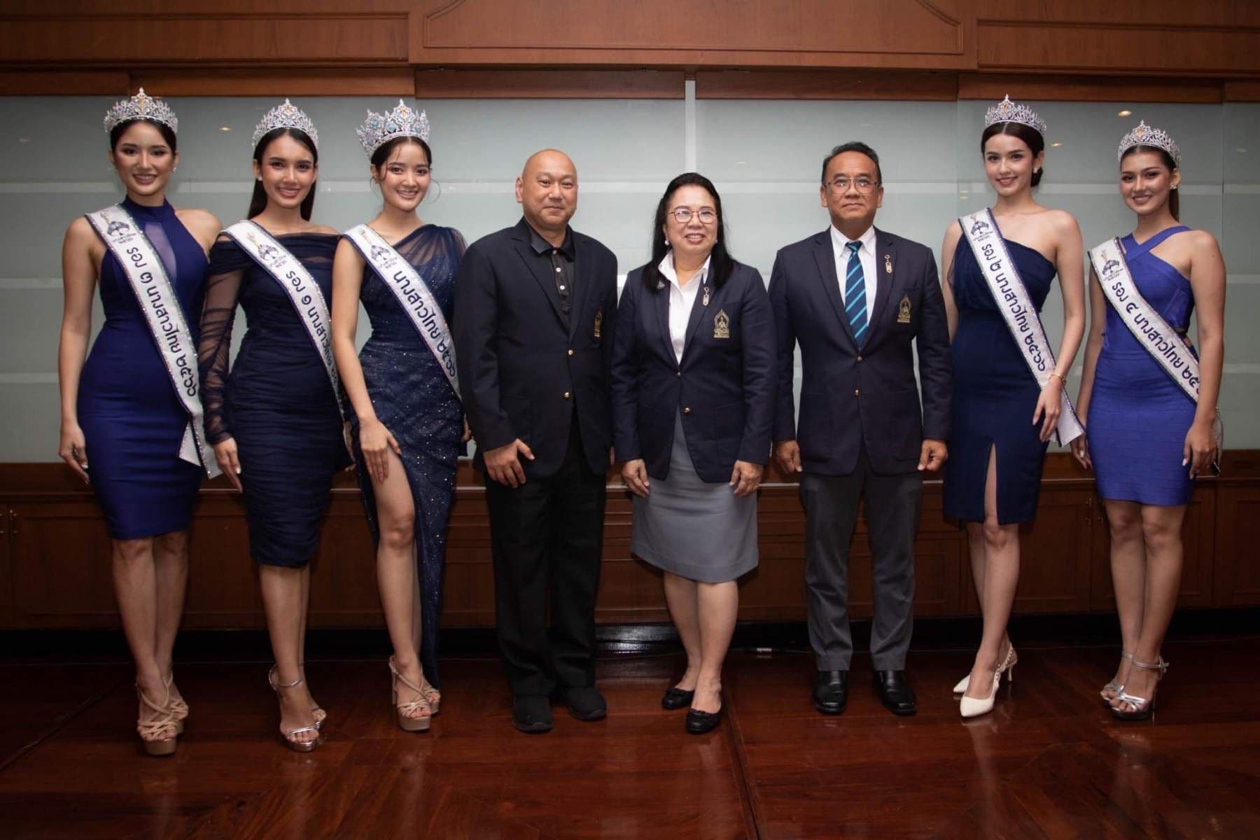ภาพที่ 1 จากข่าว เมื่อวันที่ 26 มิถุนายน 2566 คณะกรรมการสมาคมนักเรียนเก่าวชิราวุธวิทยาลัยฯ นำโดย พล.ต.อ.จักรทิพย์ ชัยจินดา นายกสมาคมฯเป็นประธานในงานเลี้ยงรับประทานอาหารกลางวันเพื่อเลี้ยงต้อนรับและแสดงความยินดีแก่คณะนางสาวไทยประจำปี พ.ศ. 2566