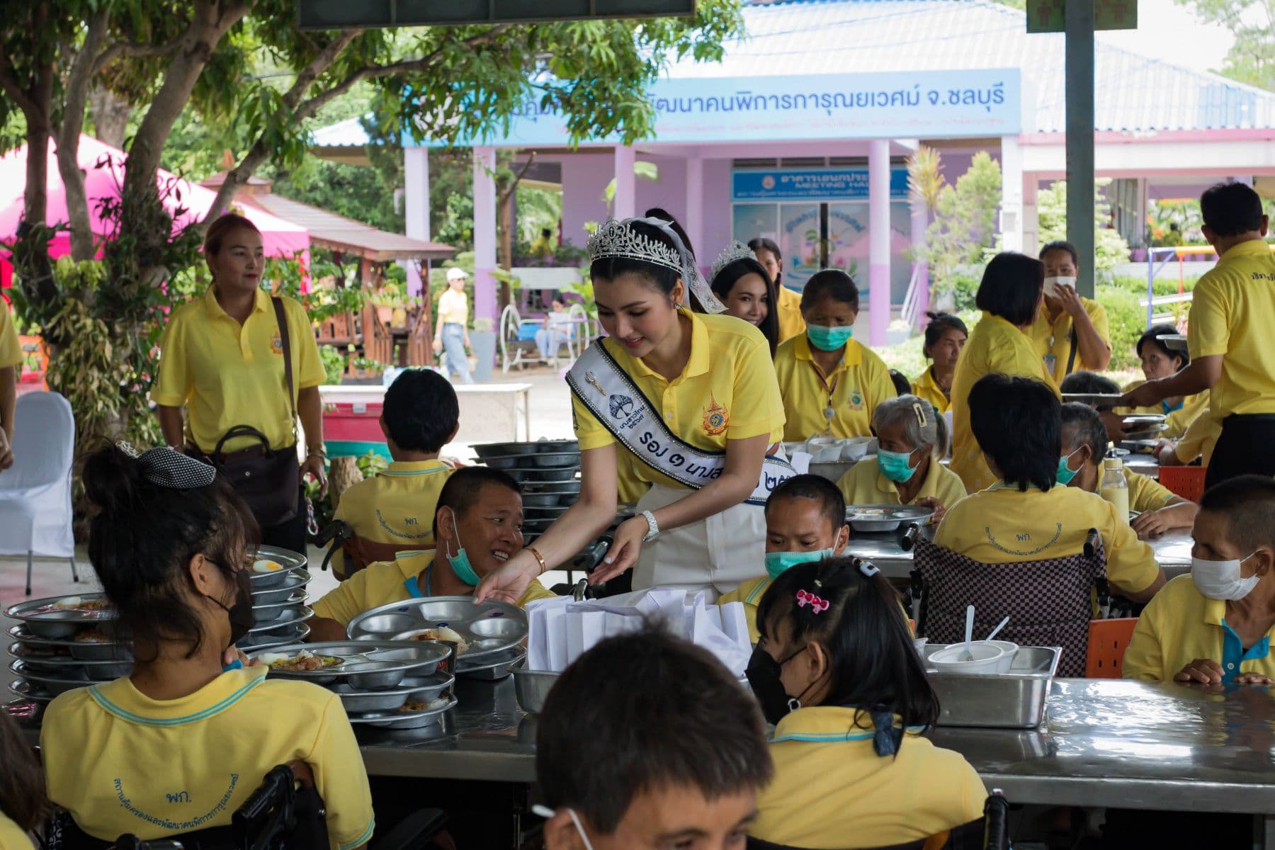 ภาพที่ 13 จากข่าว สมาคมนักเรียนเก่าวชิราวุธวิทยาลัย ในพระบรมราชูปถัมภ์ ร่วมกับวชิราวุธวิทยาลัย จัดกิจกรรมเฉลิมพระเกียรติพระบาทสมเด็จพระเจ้าอยู่หัว ช่วยเหลือผู้พิการและด้อยโอกาส