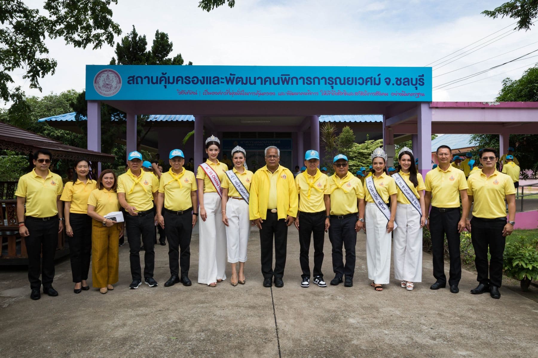 ภาพที่ 10 จากข่าว สมาคมนักเรียนเก่าวชิราวุธวิทยาลัย ในพระบรมราชูปถัมภ์ ร่วมกับวชิราวุธวิทยาลัย จัดกิจกรรมเฉลิมพระเกียรติพระบาทสมเด็จพระเจ้าอยู่หัว ช่วยเหลือผู้พิการและด้อยโอกาส