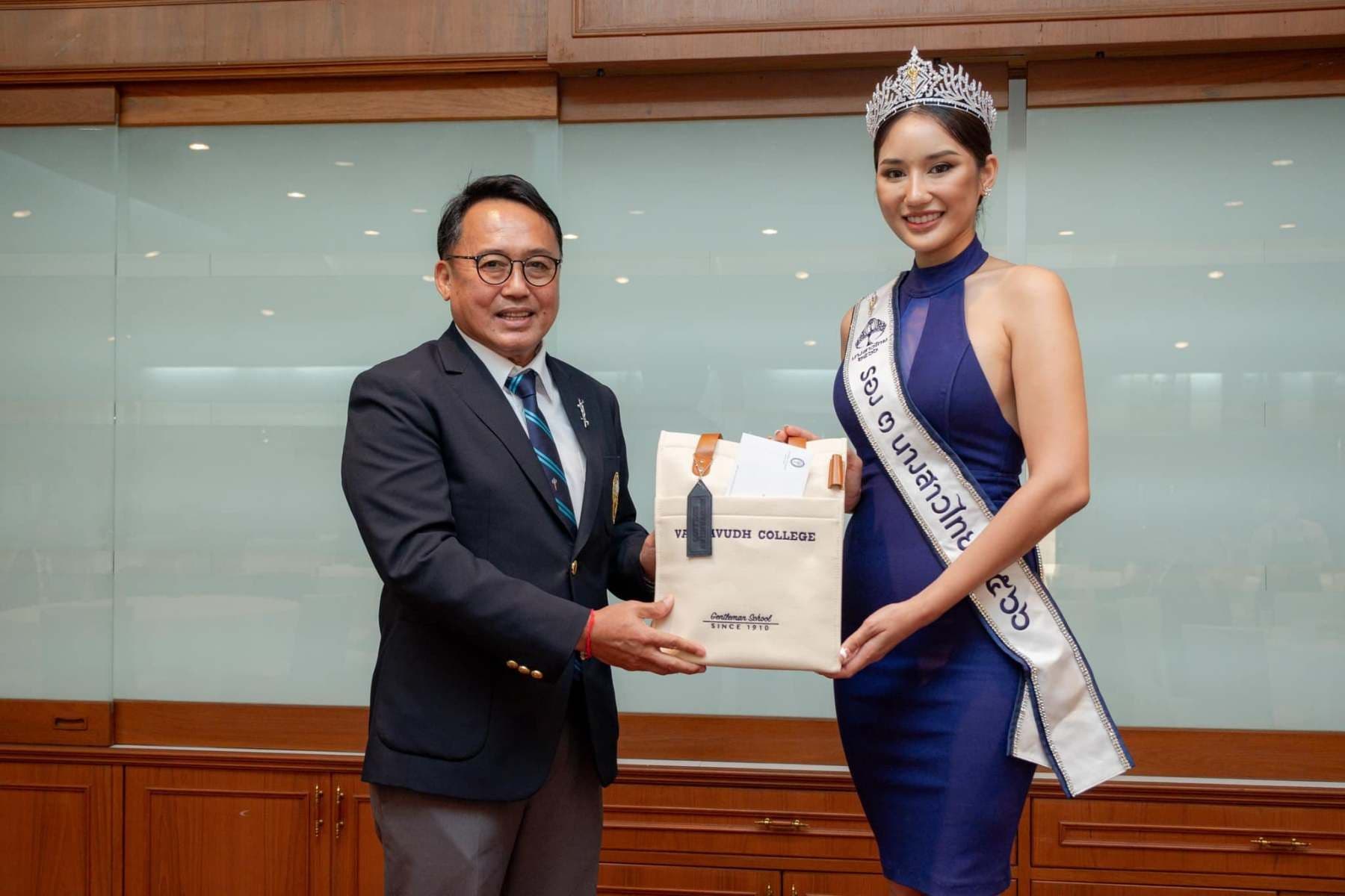 ภาพที่ 5 จากข่าว เมื่อวันที่ 26 มิถุนายน 2566 คณะกรรมการสมาคมนักเรียนเก่าวชิราวุธวิทยาลัยฯ นำโดย พล.ต.อ.จักรทิพย์ ชัยจินดา นายกสมาคมฯเป็นประธานในงานเลี้ยงรับประทานอาหารกลางวันเพื่อเลี้ยงต้อนรับและแสดงความยินดีแก่คณะนางสาวไทยประจำปี พ.ศ. 2566